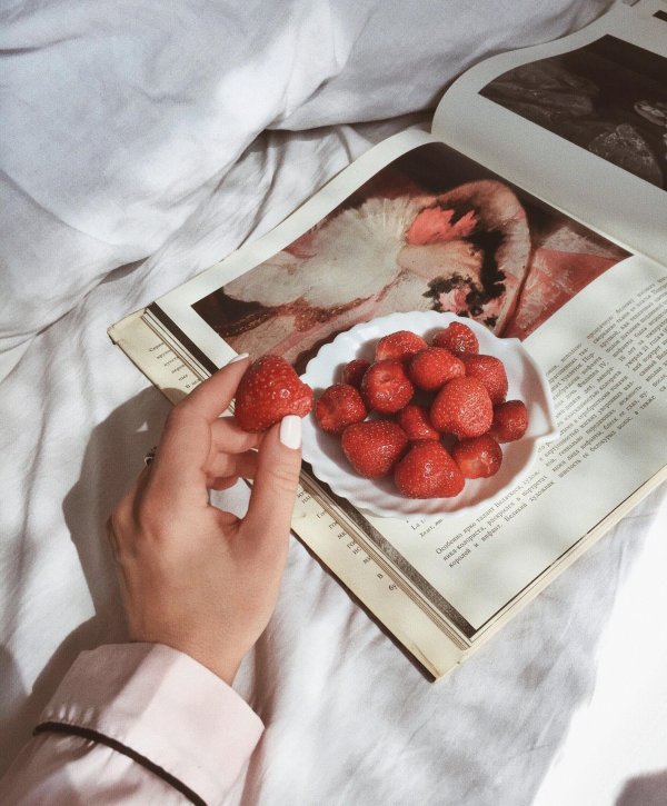 Девушка и клубника