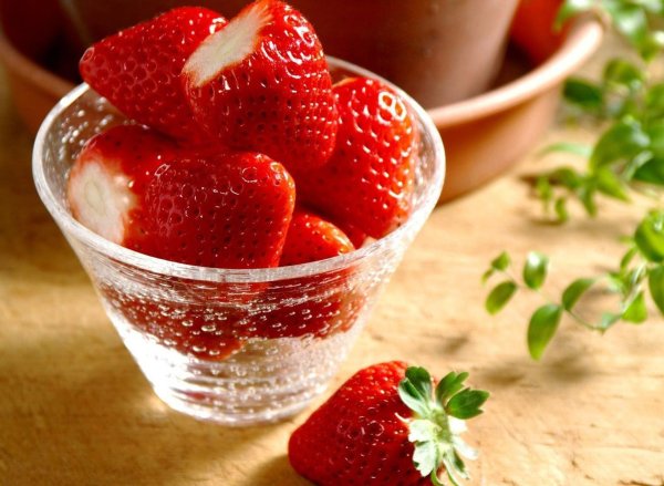 Девушка и клубника