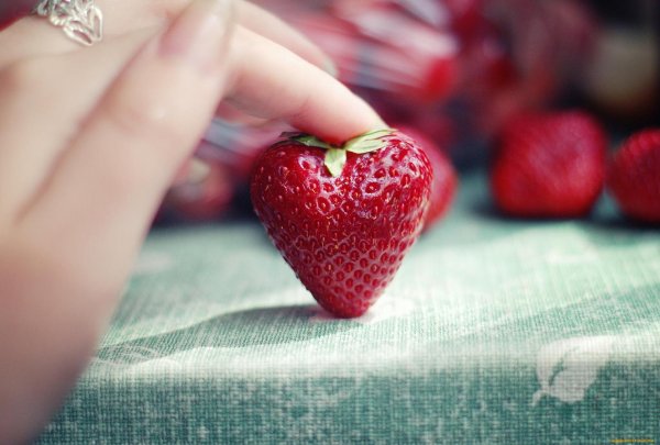 Девушка и клубника