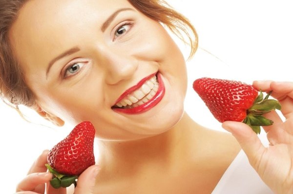 Девушка и клубника