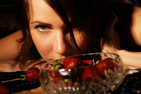 Девушка и клубника