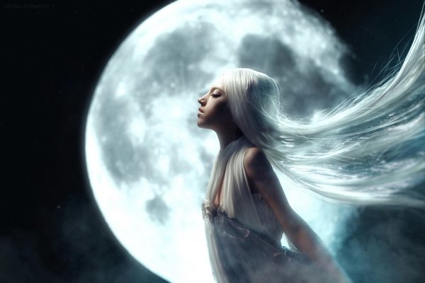 Девушка под луной
