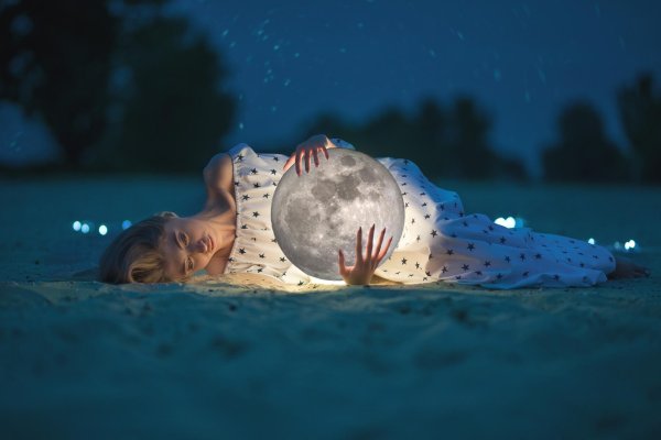 Девушка под луной