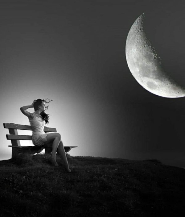 Девушка под луной