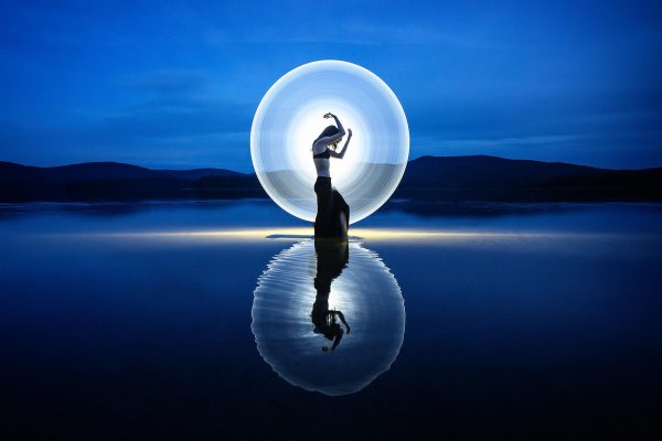 Девушка под луной