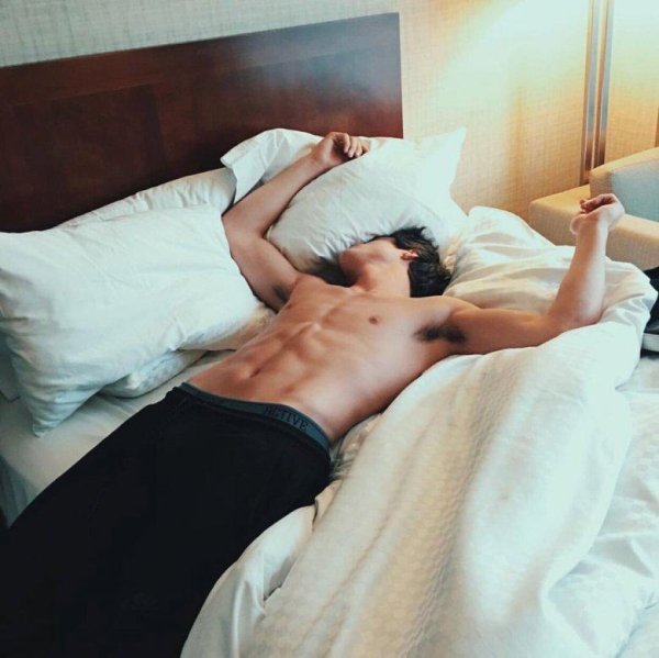 Девушка сверху парня