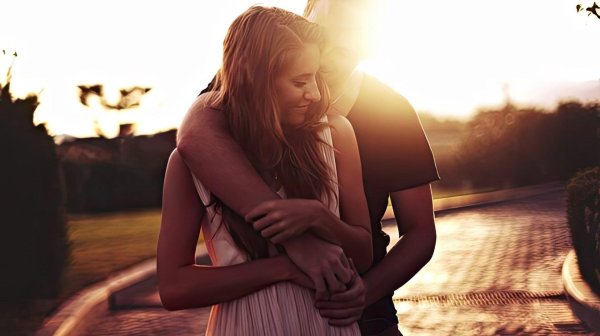 Девушка сверху парня