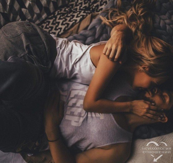 Девушка сверху парня