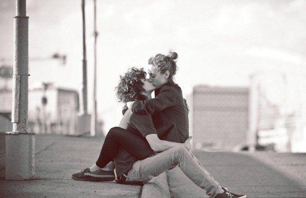 Девушка сверху парня