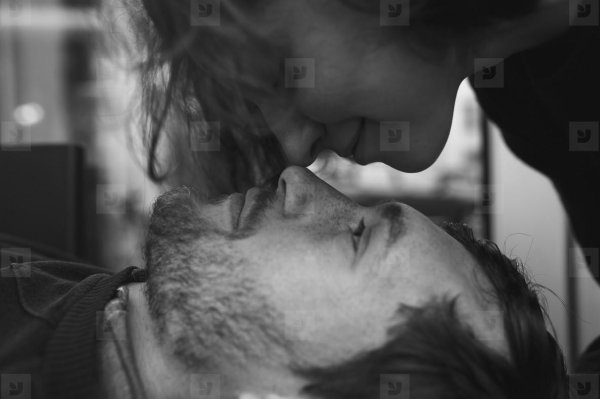 Девушка сверху парня