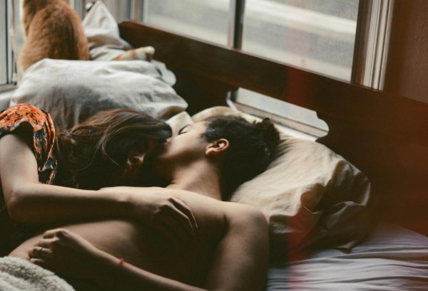 Девушка сверху парня