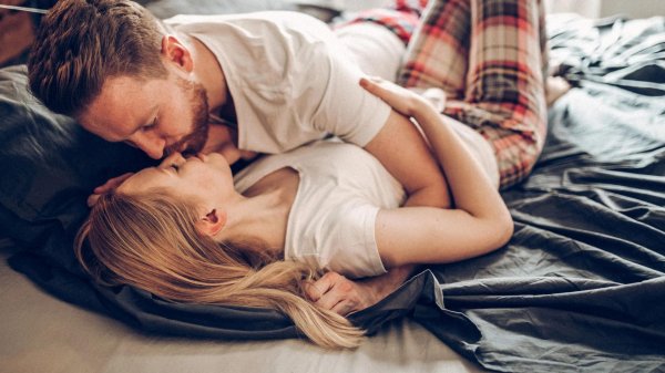 Девушка сверху парня