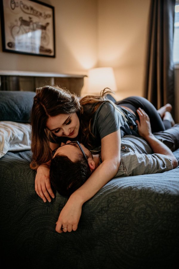 Девушка сверху парня