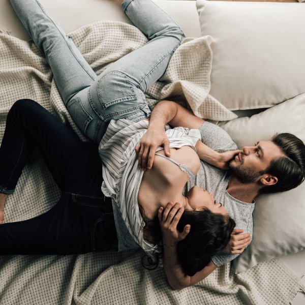 Девушка сверху парня