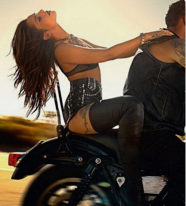 Девушка сверху парня