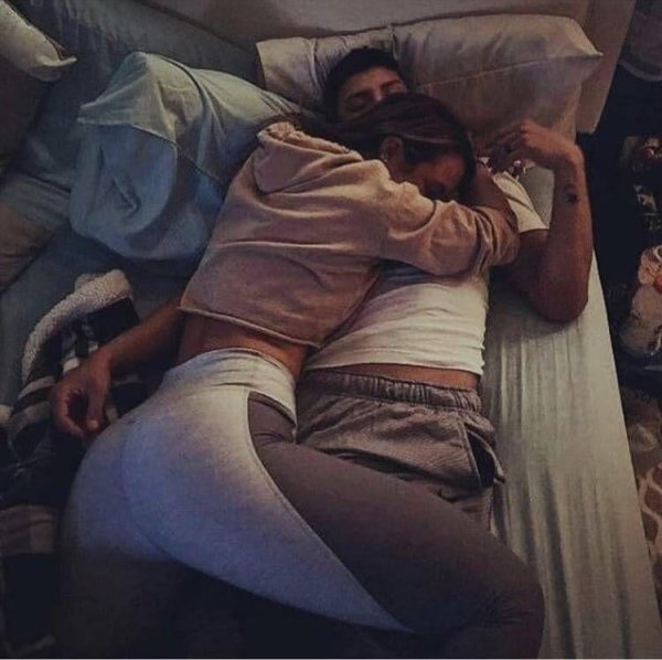 Девушка сверху парня