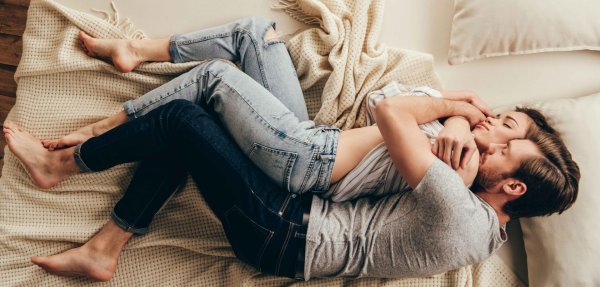 Девушка сверху парня