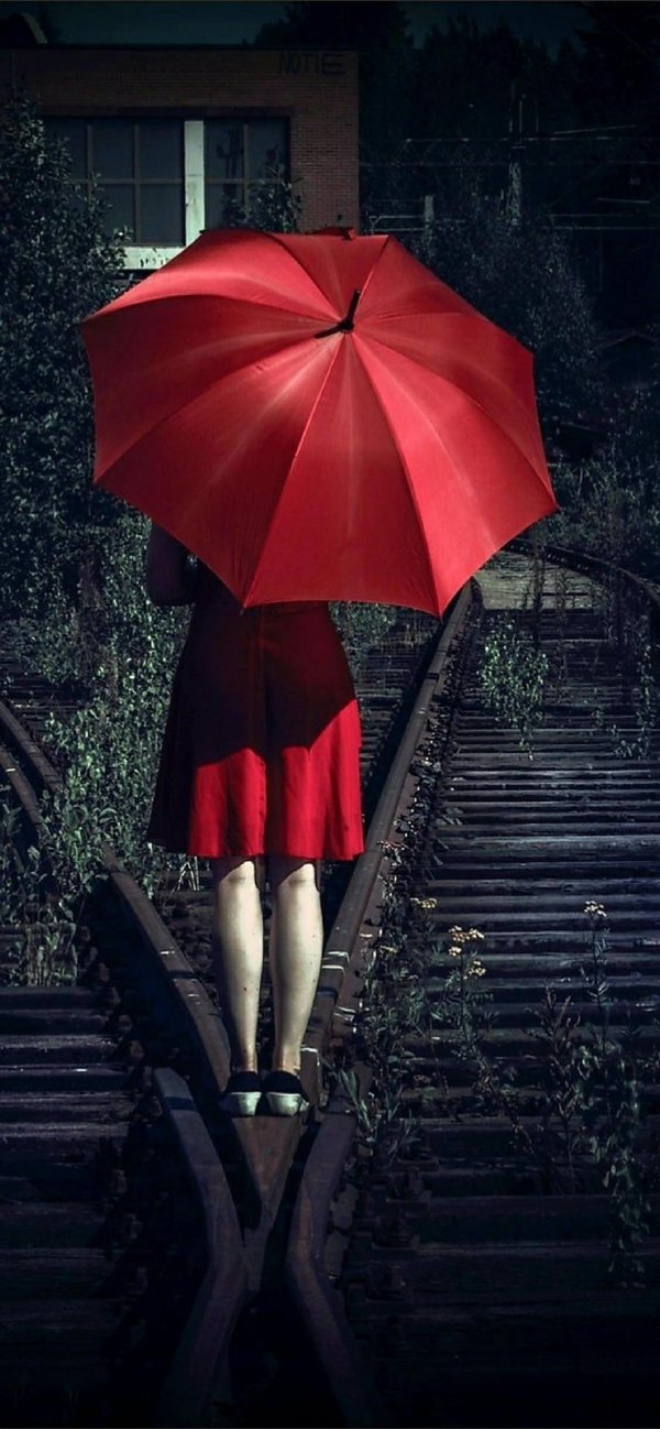 Девушка под зонтом