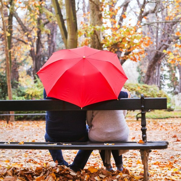 Девушка под зонтом