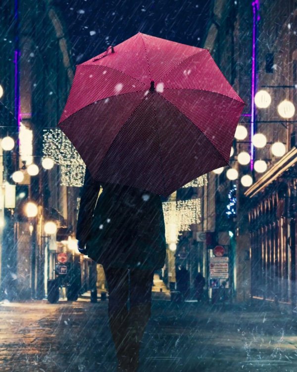 Девушка под зонтом