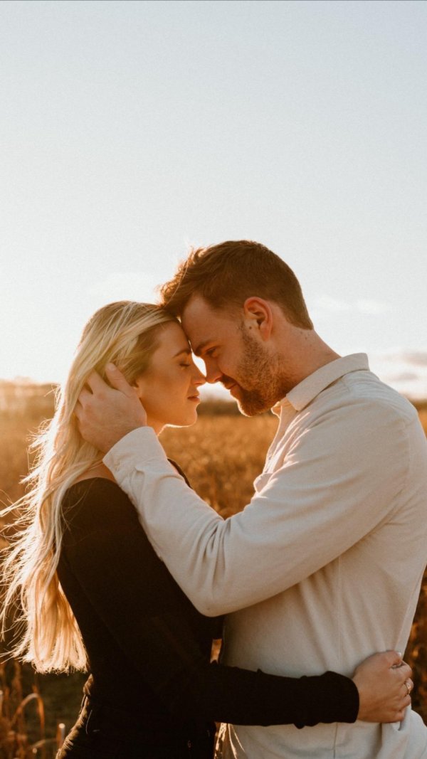 Парень девушка блондинка