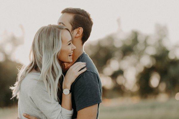 Парень девушка блондинка