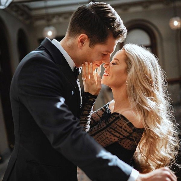 Парень девушка блондинка