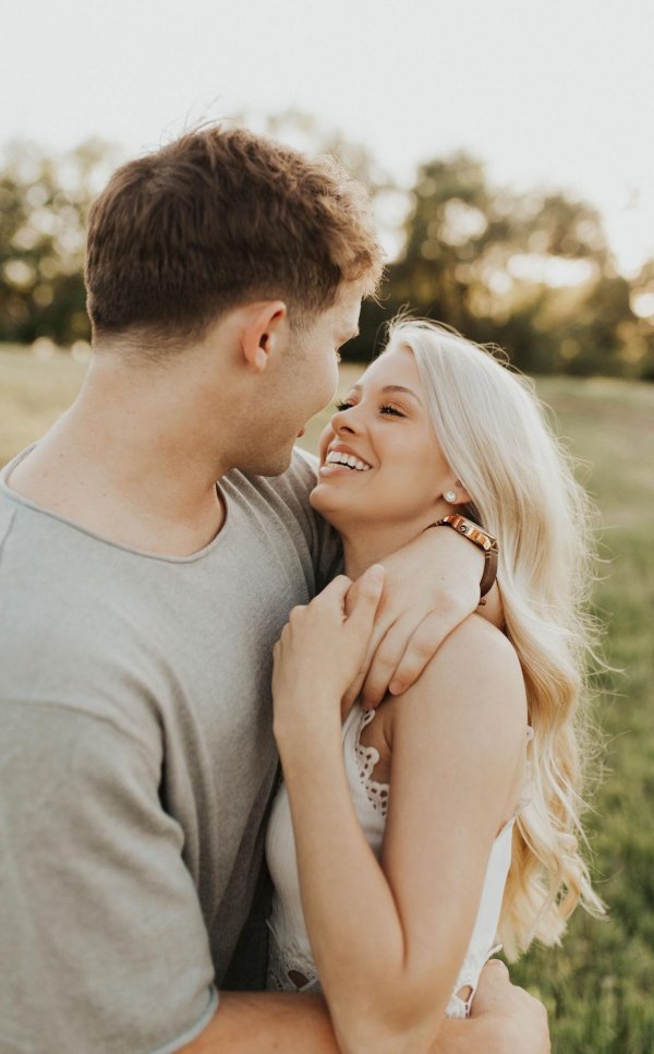 Парень девушка блондинка