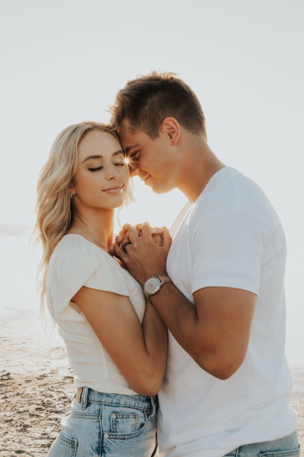 Парень девушка блондинка