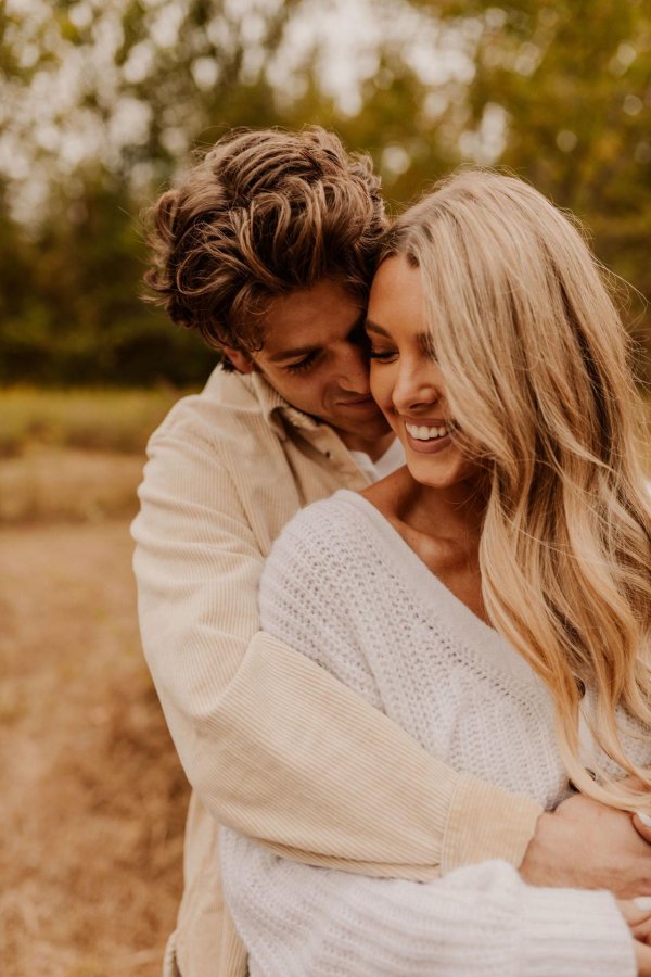 Парень девушка блондинка