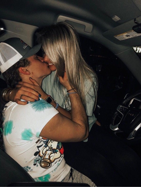 Парень девушка блондинка