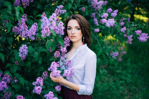 Девушка среди цветов