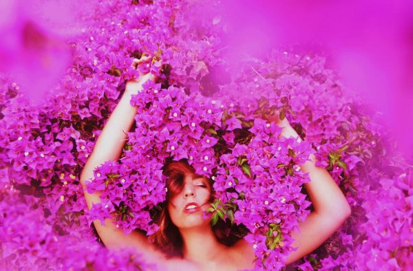 Девушка среди цветов