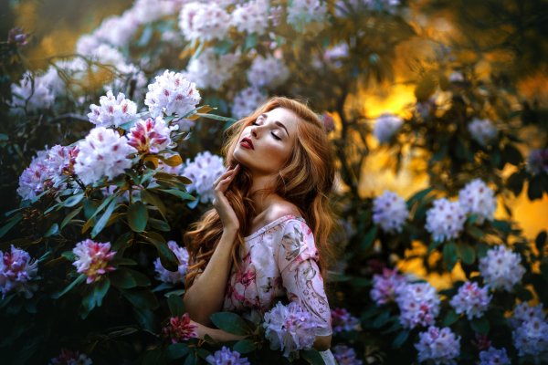Девушка среди цветов