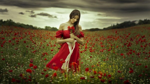 Девушка среди цветов