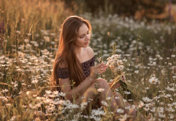 Девушка среди цветов