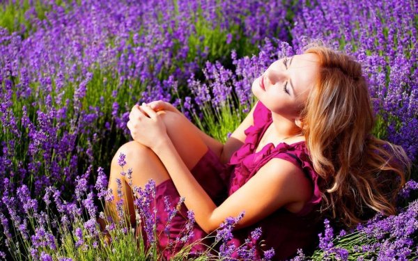 Девушка среди цветов