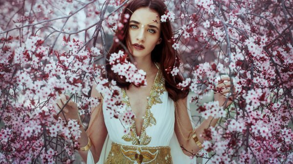 Девушка среди цветов