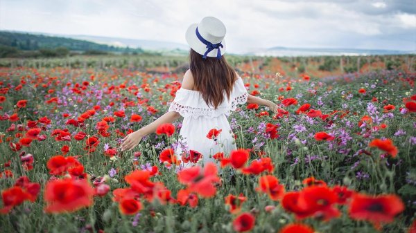 Девушка среди цветов