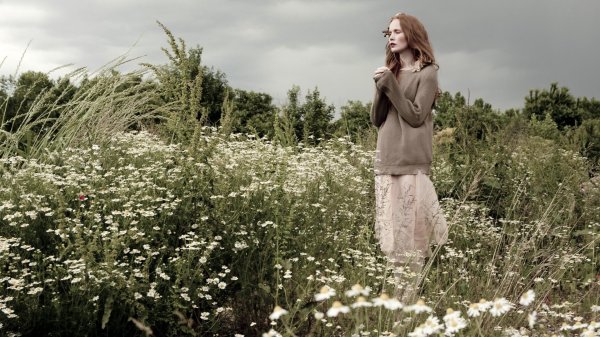 Девушка среди цветов