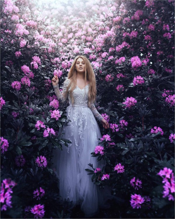 Девушка среди цветов