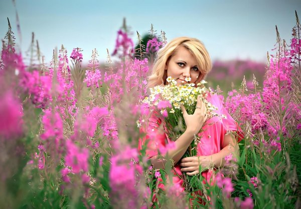 Девушка среди цветов