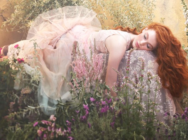 Девушка среди цветов