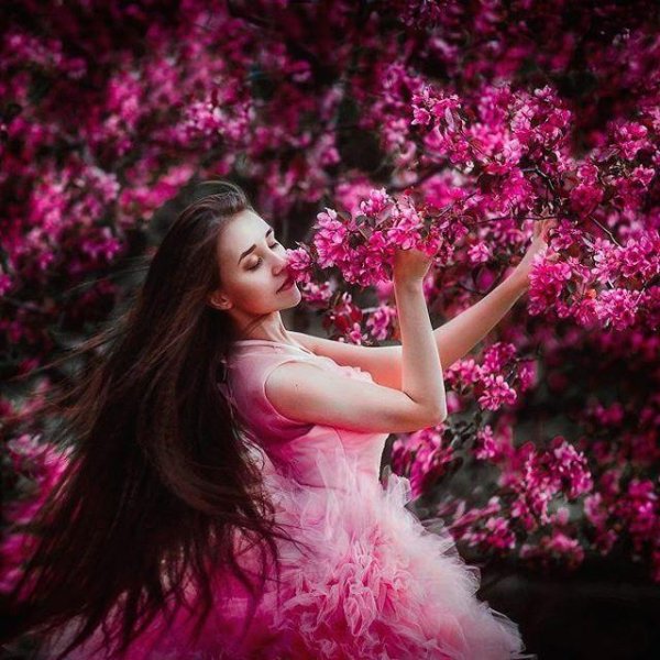 Девушка среди цветов