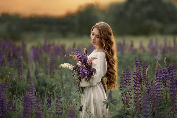 Девушка среди цветов