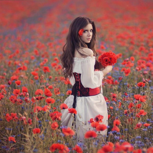 Девушка среди цветов