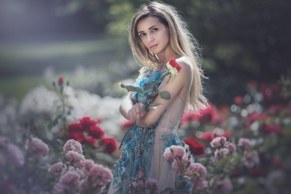 Девушка среди цветов