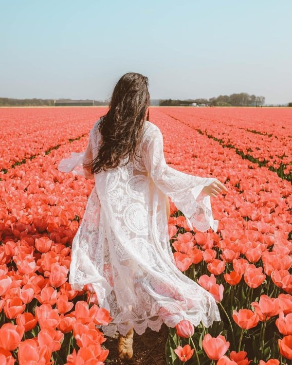 Девушка среди цветов