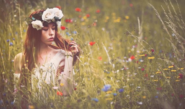 Девушка среди цветов