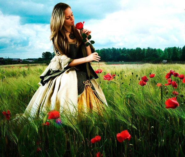 Девушка среди цветов